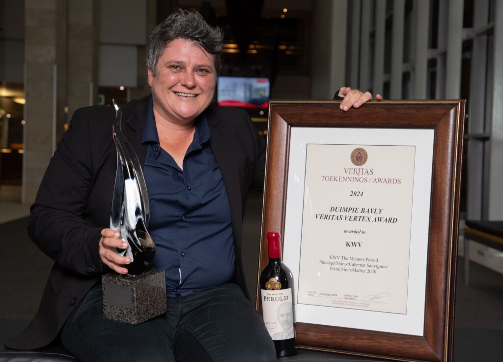 Izele van Blerk with the Duimpie Bayly Veritas Vertex Trophy